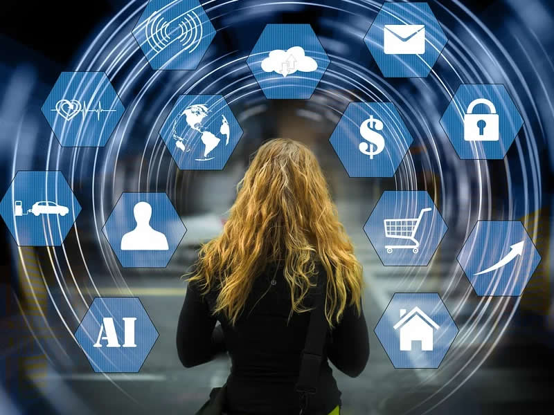 mujer inteligencia artifical atencion al cliente